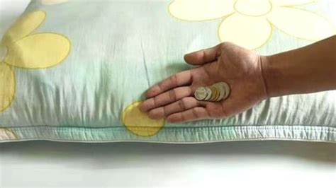 枕头下放硬币要放多少 床放中間